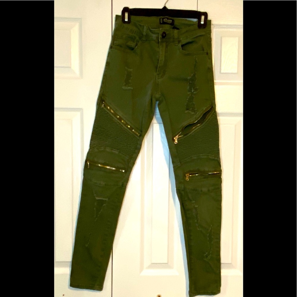 Fashionable straight leg jeans